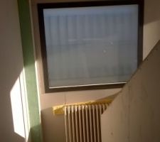 Paroi d'escalier cr&eacute;&eacute;e, dans l'attente d'un nez de cloison +spots int&eacute;gr&eacute;s