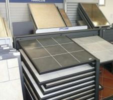 Choix carrelage au sol
on a opt&eacute; pr celui de droite, plus clair qui evitera de "tasser" la piece