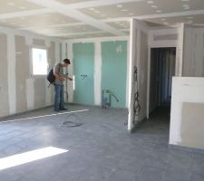 Carrelage au sol dans le salon-sejour-cuisine