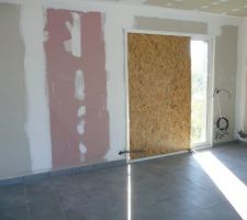 Une baie vitree cass&eacute;e par des voyous