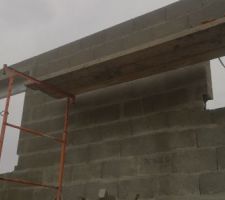 Fen&ecirc;tre du bureau et fenestron de la salle de bain &agrave; l'&eacute;tage