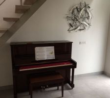 Notre nouveau piano vient de trouver sa place dans notre entree