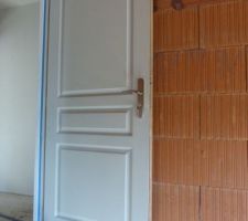 1ére poignée et serrure installées sur la porte du garage au cellier (3 point isothermique)