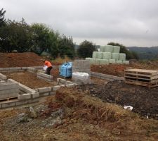 élevation des premiers rangs d'agglos pour construire le vide-sanitaire