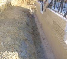 Utilisation d'un marteau piqueur Makita pour réaliser la cunette dans le rocher en contrebas de la fondation.