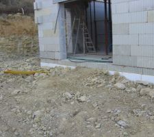 On rebouche le drain, après l'avoir rempli de 20 cm de tout venant.