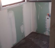 Carrelage salle de bain étage posé.