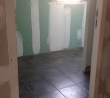 Carrelage salle de bain étage posé.