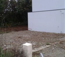 L'espace de stationnement à proximité du garage > en cours de réalisation.