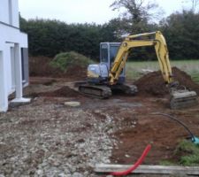 Chemin reliant l'espace de stationnement à la porte du garage et au porche d'entrée > en cours de réalisation.
La pompe de relevage a également été installée.