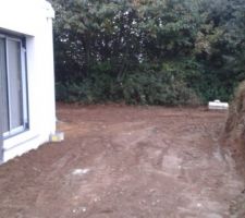 Décaissement pour future terrasse qui sera "reliée" au porche par un chemin passant devant les 2 baies fixes.
Pour le moment, c'est juste décaissé. Dans un avenir +/- proche, nous installerons une terrasse en composite qui se poursuivra donc jusque sous le porche.