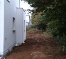 Terrassement de la partie Est. Nous sommes agréablement surpris par l'espace.