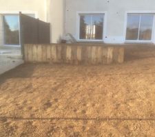 Jardin et retenue de terre avec des traverses.