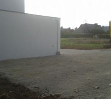 Terrassement terminé. Vue de notre place de stationnement où le demi-tour est possible.
C'est du stabilisé avec filme géotextile.