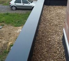 ISOLATION DU GARAGE FINI 
POSE DES COUVERTINES EN  RAL7016 
 ET CAILLOUX 
SUPER TRAVAIL