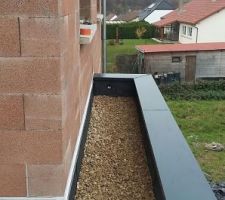 ISOLATION DU GARAGE FINI 
POSE DES COUVERTINES EN  RAL7016 
 ET CAILLOUX 
SUPER TRAVAIL