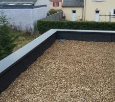 ISOLATION DU GARAGE FINI 
POSE DES COUVERTINES EN  RAL7016 
 ET CAILLOUX 
SUPER TRAVAIL