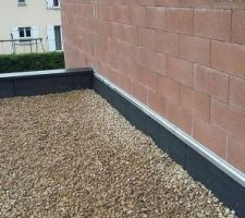 ISOLATION DU GARAGE FINI 
POSE DES COUVERTINES EN  RAL7016 
 ET CAILLOUX 
SUPER TRAVAIL