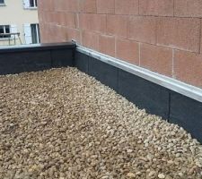 ISOLATION DU GARAGE FINI 
POSE DES COUVERTINES EN  RAL7016 
 ET CAILLOUX 
SUPER TRAVAIL