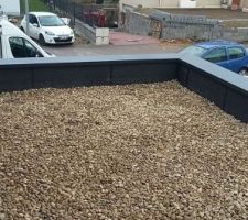 ISOLATION DU GARAGE FINI 
POSE DES COUVERTINES EN  RAL7016 
 ET CAILLOUX 
SUPER TRAVAIL