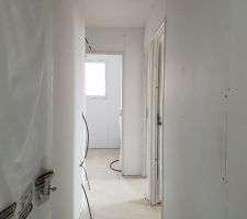 Couloir amenant au secteur des ados (chambres salle de bain et wc)