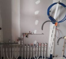 Départ des tubes de distribution eau + Câbles pour unité intérieur de la PAC_LT