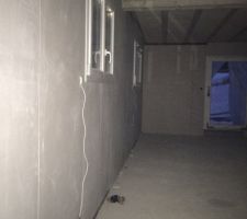 L'isolation est complètement faite, les rails du plafond sont montés, à voir tout es ok, demain probablement qu'ils commenceront à poser les cloisons, l'électricien pourra bientôt intervenir.