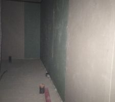 L'isolation est complètement faite, les rails du plafond sont montés, à voir tout es ok, demain probablement qu'ils commenceront à poser les cloisons, l'électricien pourra bientôt intervenir.