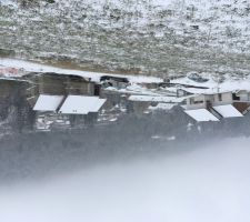 L'isolation est complètement faite, les rails du plafond sont montés, à voir tout es ok, demain probablement qu'ils commenceront à poser les cloisons, l'électricien pourra bientôt intervenir.