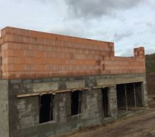 Vu sur le côté de la maison on distingue la baie vitrée Grande hauteur