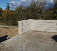 Baie vitrée a gauche et porte d'entrée a droite