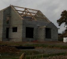 Notre maison avec un peu plus de recul et la charpente en cours