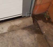 Humidite des 2 côtés de la porte de garage..