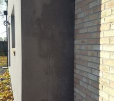 Ici on voit que même les briques sont trempées