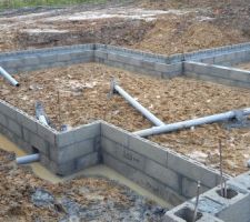 Pose des &eacute;vacuations d'eau us&eacute;es en cours. ..dans la gadoue !