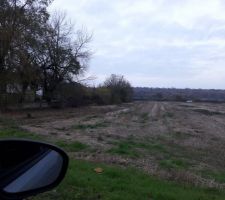 Voil&agrave; le terrain ou d'ici l'ann&eacute;e prochaine y sera construite 18 maisons dont la notre ?