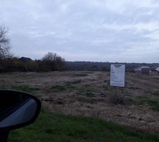 Voil&agrave; le terrain ou d'ici l'ann&eacute;e prochaine y sera construite 18 maisons dont la notre ?