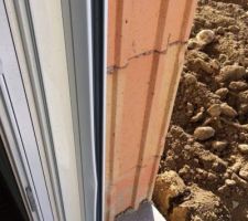 On voit encore les traces de pesée sur les rails des volets roulants. Se faire cambrioler avant meme d'habiter sa maison, ça donne envie de se réinscrire au club de tir pour rappeler au cambrioleur que quand on veut jouer parfois on perd...