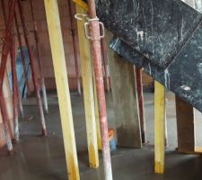 Emplacement toilettes sous les escaliers