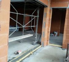 La baie vitr&eacute;e de 3 m&egrave;tres et la porte galandage n'ont pas d'appuis car nous souhaitons &ecirc;tre au m&ecirc;me niveau entre dedans et dehors