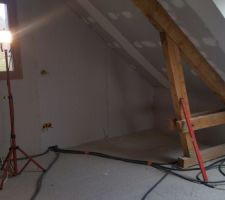 Mise en place des plaques de placo sur les murs. Seule la moiti&eacute; c&ocirc;t&eacute; bureau et chambre est en cours de r&eacute;alisation. l'autre moiti&eacute;, permet d'assurer le stockage du mat&eacute;riel et r&eacute;aliser les d&eacute;coupes.