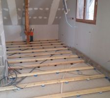 Mise en place des lambourdes qui porteront le plancher.
