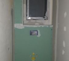 Habillage placostyl des bâti-supports de WC