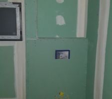 Habillage placostyl des bâti-supports de WC