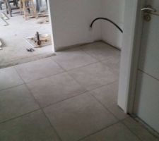 Pose du carrelage entrée, couloir placard d'entrée avec joints en partis fait