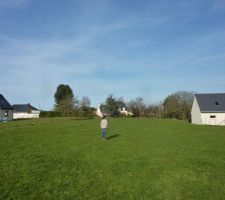 Ou ma compagne se situe est la limite s&eacute;parative du terrain du fond.