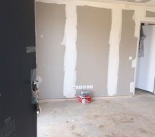 Salon et porte vers suite parentale