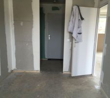 Vue suite parentale avec dressing et porte vers salle de l eau