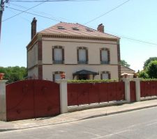 Et voilàààààà, le dernier côté de ravalement sera fait quand l'ossature de la terrasse/véranda sera faite, pour l'instant on ne marche pas sur la dalle! 28j, pas moins! mdr