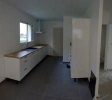 Meuble de cuisine posés et plan de travail découpé